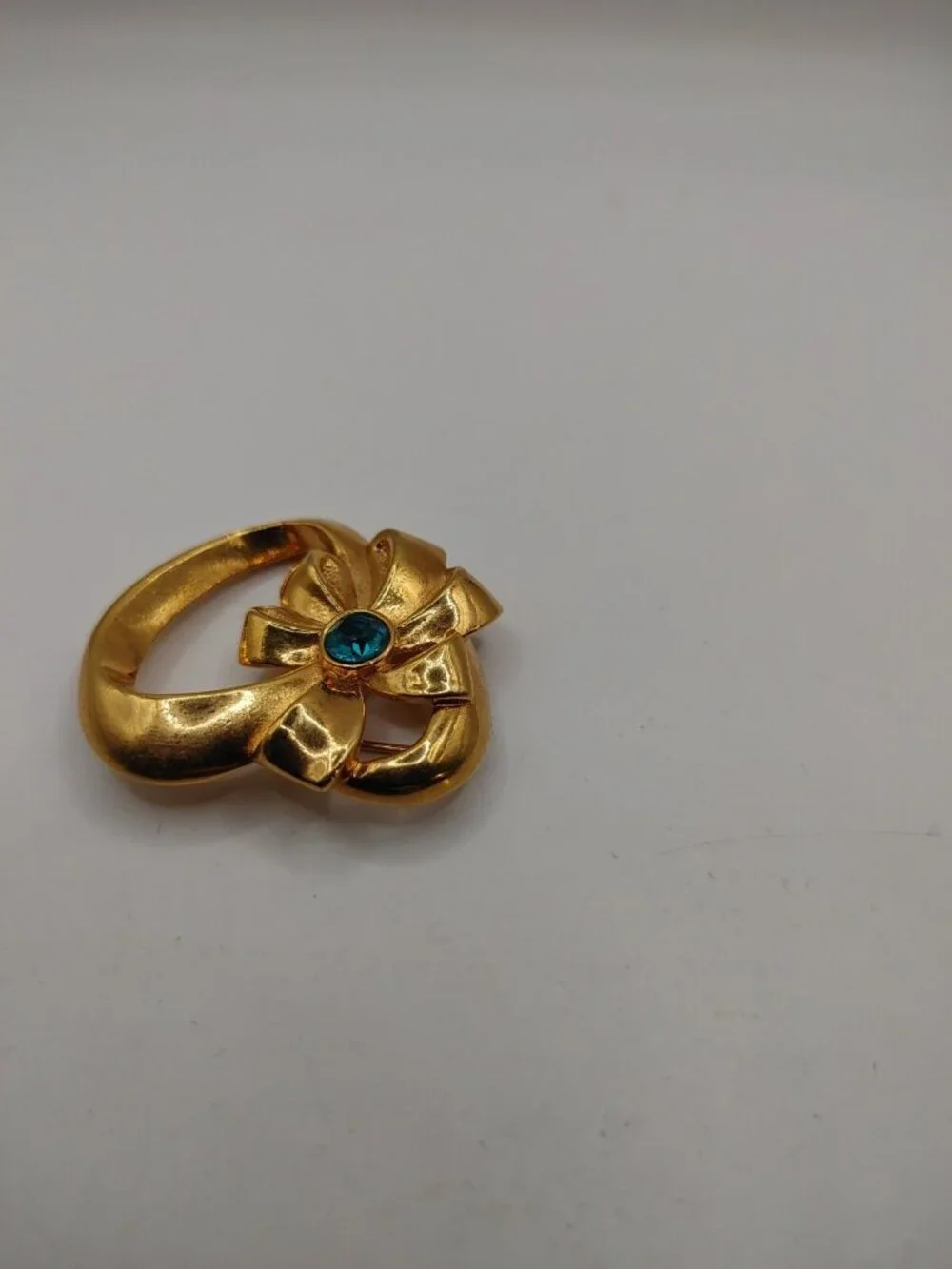 VTG  Brooch/pin  Heart Signed Avon Teal Blue gold tone-in purple tin box